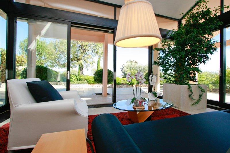 Gordes, exceptionnelle maison contemporaine avec vue, jardin paysager
